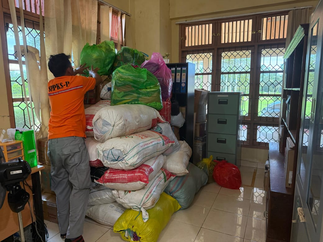 Pengurus SPM.PKS-P mengambil paket bantuan pakaian layak pakai dari rumah anggota di lokasi PKS Pemantang.